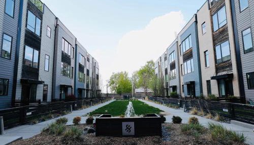 Modern & Stylish Townhome, Walk to Downtown Restuarants & Bars! in Omaha