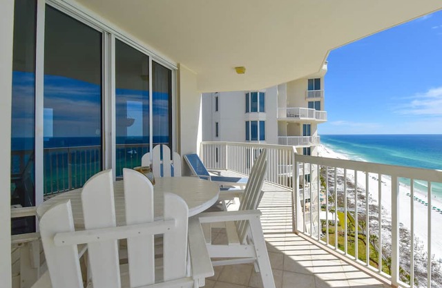 Upscale crisp, coastal beachfront condo w/private balcony! in Destin